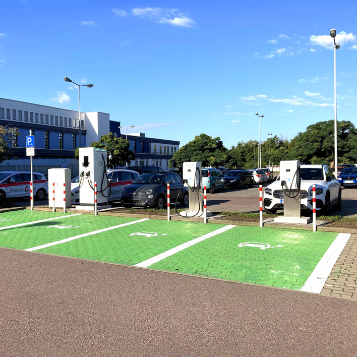 GreenCharge-Ladesäulen auf dem Gelände eines Einkaufszentrums